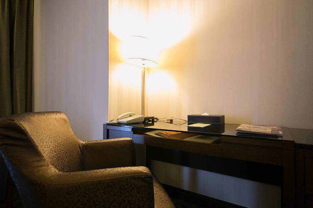 Evergreen Plaza Hotel - Tainan Oda fotoğraf A table lamp