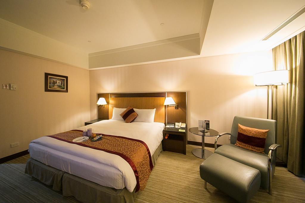 Evergreen Plaza Hotel - Tainan Oda fotoğraf A room at the hotel