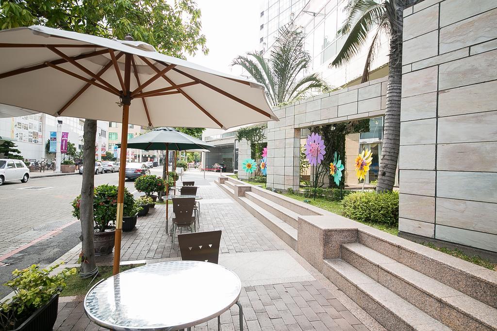 Evergreen Plaza Hotel - Tainan Dış mekan fotoğraf The outdoor seating area