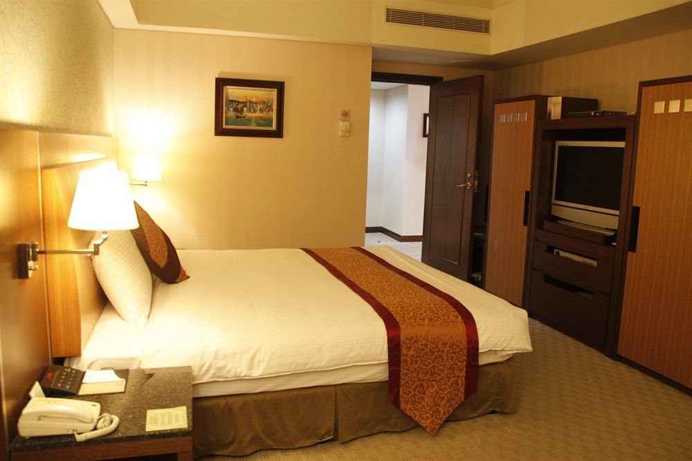 Evergreen Plaza Hotel - Tainan Dış mekan fotoğraf A bedroom in a hotel