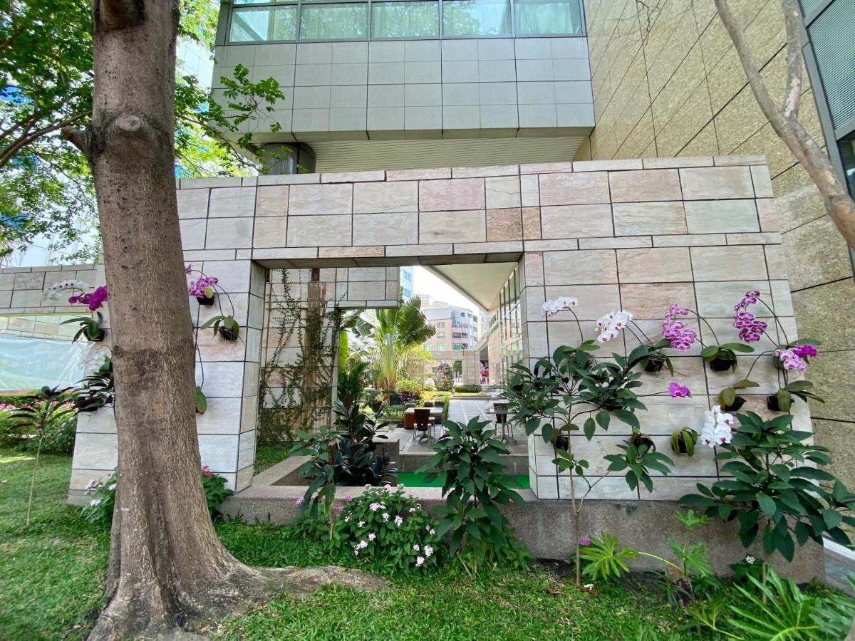 Evergreen Plaza Hotel - Tainan Dış mekan fotoğraf The entrance to the museum