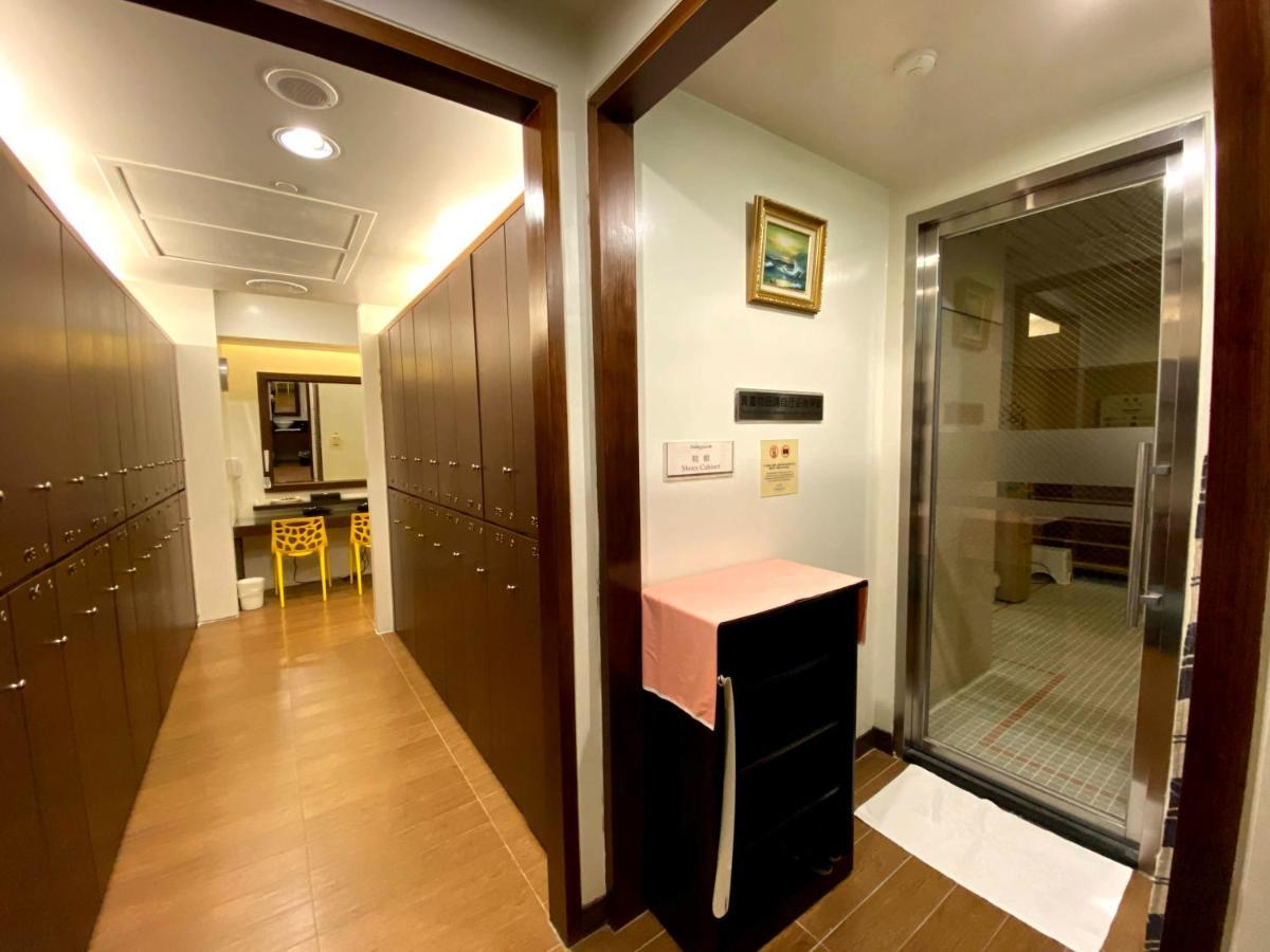Evergreen Plaza Hotel - Tainan Dış mekan fotoğraf A typical locker room at a public bath